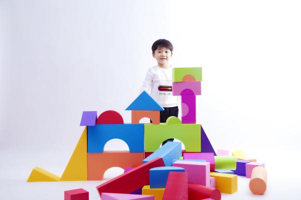 斯?fàn)柛Ｍ婢? /></p><p>本公司的前身——廊坊斯?fàn)柛?，擁有玩具行業(yè)的各類國際國內(nèi)檢測、國家3C強制性認(rèn)證、9001認(rèn)證、出口許可證、河北省質(zhì)量保證證書等多項資質(zhì)，公司擁有自主品牌”斯?fàn)柛！?、”奇德兒”、“伊柔”等，涉及兒童玩具、幼教游樂用品、體育用品、生活用品等多種系列產(chǎn)品線，進入市場十幾年，為國內(nèi)EVA軟體產(chǎn)品行業(yè)內(nèi)的知名品牌，并遠(yuǎn)銷日本、韓國、美國、法國、土耳其、俄羅斯、泰國等國家。</p><p><img src=