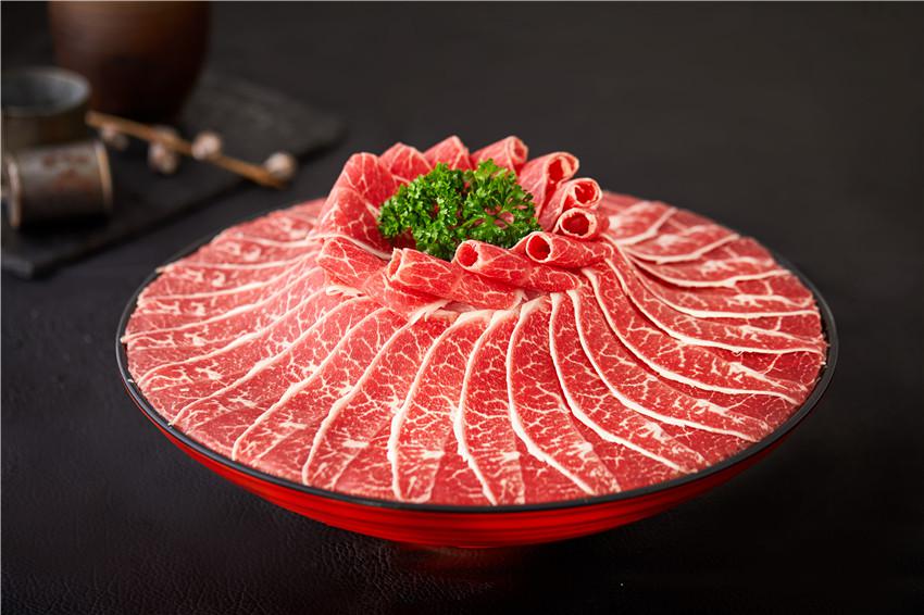 德天肥?；疱? /></p><p><strong>德天肥?；疱伷放铺厣?/strong></p><p>德天肥牛深知，客戶的口味是不斷變化的，對(duì)于肥牛的要求也不同，總有吃厭的那一天，所以德天肥牛的研發(fā)團(tuán)隊(duì)，會(huì)定期研制出新的品種，讓消費(fèi)者大飽口福。德天肥牛緊隨美食流行潮流，不斷研發(fā)新品，保持新鮮度，讓人常吃常新。德天肥牛采用平價(jià)策劃，屬地采購(gòu)，工廠批量生產(chǎn)，無(wú)縫連接配送，價(jià)格實(shí)惠，品質(zhì)優(yōu)良、平價(jià)格，深受歡迎。</p><p>德天肥牛海鮮火鍋所有食材均屬地規(guī)?；迈r采購(gòu)，配送無(wú)死角，從“海面”到“餐桌”，超短供應(yīng)時(shí)間，原料絕對(duì)新鮮。德天肥牛根據(jù)消費(fèi)者的喜愛的品味，進(jìn)行了一系列的改變和出新，推出了各類德天肥牛、生蠔、蟶子等休閑海鮮小吃，滿足時(shí)尚人群各類吃法，美味絕對(duì)多。德天肥牛海鮮火鍋加盟產(chǎn)品口味好，品類多，滿足各種需求。</p><p>公司為深入貫徹落實(shí)《食品安全法》及國(guó)家有關(guān)食品安全的法律法規(guī)與文件精神，對(duì)食品生產(chǎn)加工環(huán)節(jié)非法添加和濫用食品添加劑行為堅(jiān)決抵制，加強(qiáng)食品質(zhì)量安全監(jiān)管，切實(shí)保障食品安全、維護(hù)公眾的身體健康和生命安全。</p><p>公司深知餐飲業(yè)企業(yè)是良心行業(yè)，考驗(yàn)著企業(yè)的道德水準(zhǔn)。餐飲企業(yè)應(yīng)樹立誠(chéng)信意識(shí)、開展誠(chéng)信經(jīng)營(yíng)，秉承行業(yè)優(yōu)質(zhì)傳統(tǒng)、恪守道德底線，為公眾提供符合衛(wèi)生和安全要求的食品，要加強(qiáng)行業(yè)自律，積極履行社會(huì)責(zé)任，爭(zhēng)做誠(chéng)實(shí)守信的楷模。</p><p><img src=