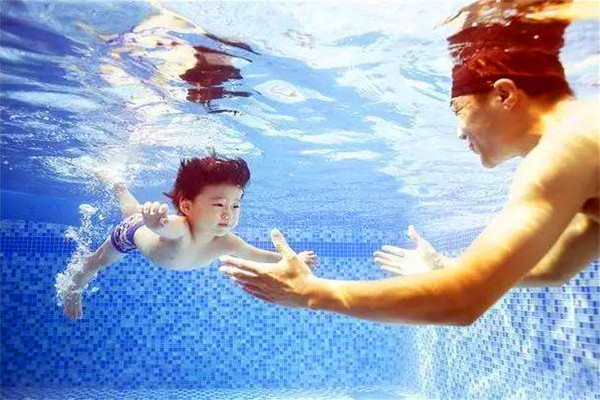 少飛嬰兒游泳