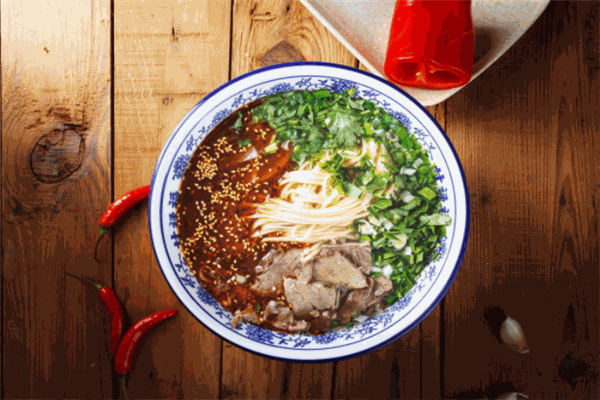 蒼鷹蓬灰牛肉面