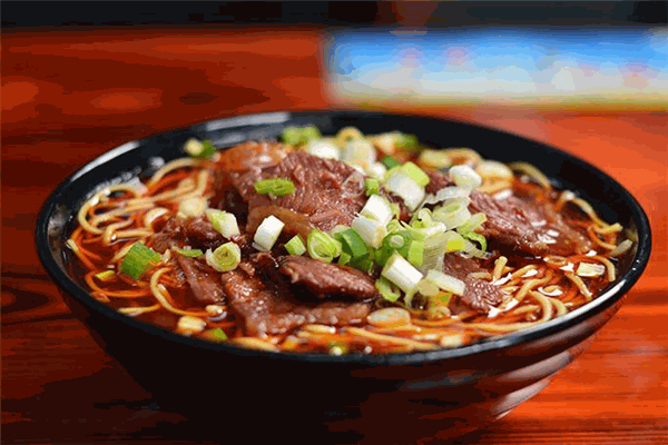 蒼鷹蓬灰牛肉面