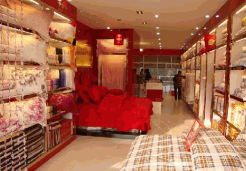 千針?lè)患壹? /><p>跨入新世紀(jì)，千針?lè)患壹彺頌檫m應(yīng)不同品位的個(gè)性追求，千針?lè)辉趫?jiān)持舒適加原創(chuàng)的風(fēng)格基礎(chǔ)上，千針?lè)患壹徏用水a(chǎn)品系列不斷擴(kuò)充，更增添了異國(guó)風(fēng)情時(shí)尚。力求展現(xiàn)床品具有魅力的時(shí)尚空間，充分體現(xiàn)了設(shè)計(jì)師及使用者對(duì)生活的積極態(tài)度盒對(duì)自然休閑輕松的追求，成為時(shí)尚寢飾的成功之造。</p><p>公司本著“追求特色超越競(jìng)爭(zhēng)，正和雙贏，服務(wù)天下”的經(jīng)營(yíng)方針。v堅(jiān)持貫徹執(zhí)行“用人品培育產(chǎn)品，用智慧種植希望，用努力澆鑄成功，用誠(chéng)信奉獻(xiàn)社會(huì)”做企業(yè)，千針?lè)患壹彺硪浴坝闷焚|(zhì)鑄造輝煌，用服務(wù)成就未來(lái)“的企業(yè)宗旨，營(yíng)造自身的品牌文化。力求與社會(huì)各界人士有更深層次的互動(dòng)。</p>
                </div>
                <div   id=