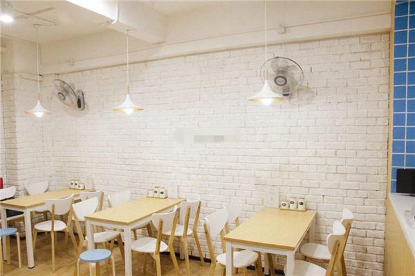 趙曉爺?shù)拿? /><p>趙曉爺?shù)拿嫣岢翱焐?慢思考”的生活方式，期望人們?cè)诿β抵啵軌蚵聛黻P(guān)注心靈、環(huán)境以及美食。首先從就餐環(huán)境方面，顛覆了過去的快食理念，用民宿加佛系的環(huán)境設(shè)計(jì)主調(diào)，讓顧客能夠舒心地享受一碗面。同時(shí)也傳遞出店家注重食材本味、講究自然火候的經(jīng)營(yíng)之道。</p><p>趙曉爺?shù)拿媸且悦媸车臅r(shí)尚面食餐廳，趙曉爺?shù)拿婷媸巢蛷d主營(yíng)特色面食，種類有拌面、湯面、餛飩、水餃、生煎等特色小吃。趙曉爺?shù)拿婷媸橙「鞯鼐?，集北方拌面的濃郁幽香，南方拌面的精?xì)雅致為一體，口味獨(dú)特但是又滿足各方口味之需。</p><img src=