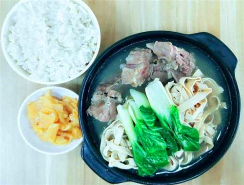 豪口?？觳? /><p>南昌豪口福快餐加盟，總部將用實(shí)際的步履，帶您見證南昌豪口福快餐的巨大夸姣前程，與您一同分享財(cái)富！現(xiàn)在選擇了南昌豪口?？觳烷_店加盟以后，你只投入一個店子的用度，就可以得到得到多個店子創(chuàng)業(yè)的樂趣，這就是選擇好項(xiàng)目的上風(fēng)，這就是為什么現(xiàn)在南昌豪口福快餐老是這樣不錯的原因，現(xiàn)在還有機(jī)會哦！</p><p>南昌豪口?？觳涂偛扛鶕?jù)對加盟商店址的商圈分析和當(dāng)?shù)叵M(fèi)能力評估，為加盟者選擇適合自身經(jīng)營與品牌發(fā)展的加盟模式，并提供專業(yè)建議和指導(dǎo)。</p><img src=