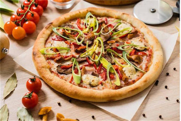 薩克斯手握披薩