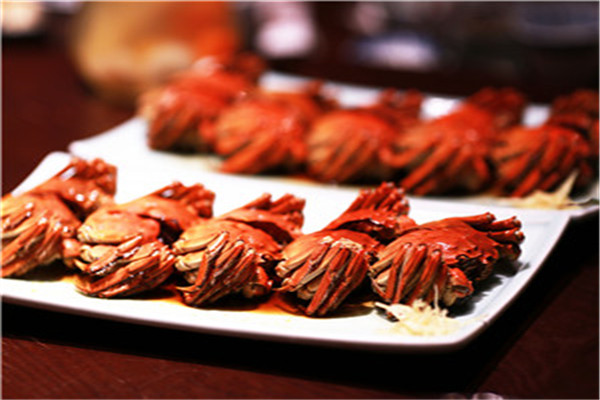 胖哥們?nèi)庑缝? /><p>胖子緣肉蟹煲，是以肉蟹煲為主打菜品，擁有新鮮營(yíng)養(yǎng)煲類系列、火鍋燙菜系列、小炒系列、精致冷盤系列，特色飲品系列等五大系列產(chǎn)品。餐廳以環(huán)境舒適、菜品優(yōu)質(zhì)、價(jià)格實(shí)惠為不變宗旨。一煲兩吃，更多選擇。在溫州地區(qū)已經(jīng)開辦百余家連鎖加盟店，深受廣大消費(fèi)者歡迎。</p><p>我們理念是做出質(zhì)感與服務(wù)兼?zhèn)涞拿朗丑w驗(yàn)，為您帶來喜悅與驚喜，目前正朝向縱橫天下、全國(guó)展店。本著定位準(zhǔn)確，管理規(guī)范，以人為本的指導(dǎo)思想，為拓展餐飲連鎖事業(yè)，將實(shí)施三大發(fā)展戰(zhàn)略。</p><img src=