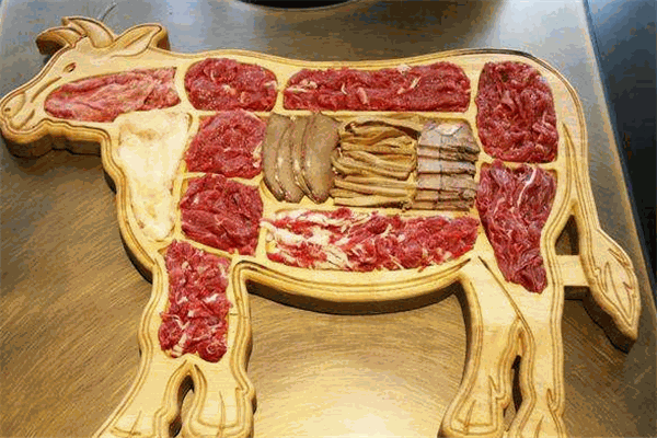 潮膳匯全?；疱? /><p>潮膳匯全牛火鍋潮汕牛肉火鍋是潮汕牛肉火鍋的倡導(dǎo)者，于2016年9月被廣州市和順餐飲企業(yè)管理有限公司納為旗下品牌。潮汕手工牛肉丸遠(yuǎn)近聞名，潮膳匯全牛火鍋牛肉丸以 秘方由牛肉丸大師劉和坤大廚主理，幾十年來堅持以新鮮牛肉，手工垂打的傳統(tǒng)制作方法深受廣大消費(fèi)者追捧。近幾年潮膳匯全牛火鍋以直營、加盟連鎖合作的經(jīng)營模式擴(kuò)展市場，公司已擁有六處小黃牛放養(yǎng)基地，為提高/增加餐桌新鮮，牛肉必須4小時內(nèi)解刨上桌。公司重把質(zhì)量關(guān)、重營運(yùn)管理現(xiàn)已成為行業(yè)引路者。以匠心、誠心、專心的三心精神將潮汕牛肉火鍋全國各地開花。為發(fā)揚(yáng)潮汕健康美味食牛文化并為此作出貢獻(xiàn)，潮膳匯全?；疱亴⒊蔀槿珖Ｈ饣疱佇袠I(yè)的新標(biāo)桿。</p><p>潮膳匯全?；疱仯Ｈ獠焕鋬觯迈r不過夜，既很好的保留了牛肉的鮮美，還使牛肉口感脆嫩，因?yàn)樾迈r，所以客源八方。我們始終堅持不注水、無添加，新鮮看得見，美味吃得到，選取優(yōu)質(zhì)牛肉，是潮膳匯全?；疱?潮汕牛肉火鍋對品牌產(chǎn)品的態(tài)度。除此之外，我們秉承 傳統(tǒng)原汁原味的潮汕打邊爐牛肉火鍋，加以現(xiàn)代化的創(chuàng)立思維，極大提高/增加了菜系在“色、香、味、型、器”上形成自己與眾不同的特有風(fēng)格。除了美食味道好之外，再加上品牌的運(yùn)營和口碑的影響，客流量一下就增加了很多。做餐飲 重要的就是人流量，有人氣就有財氣?？诒谩⑽兜篮?、創(chuàng)立特有，顧客吃了之后都還會再來消費(fèi)。這樣的門店是很正常的。潮膳匯全牛火鍋總部依托品牌基礎(chǔ)，建立“標(biāo)準(zhǔn)化、簡單化、差異化、信息化“共享平臺，美食創(chuàng)立、文化創(chuàng)立給加盟者帶來的就是全新的機(jī)遇!</p>
                </div>
                <div   id=