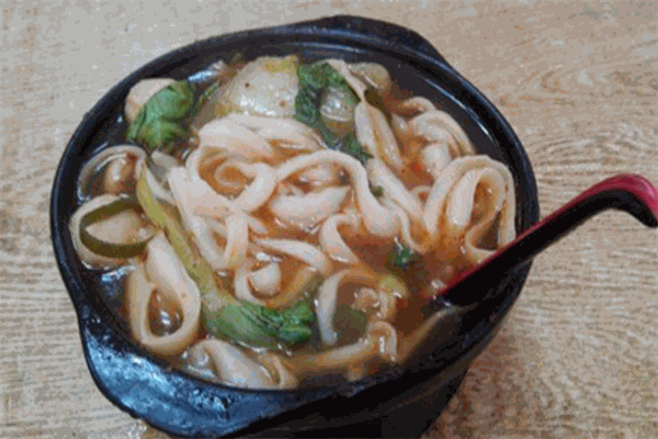 愛雨砂鍋刀削面