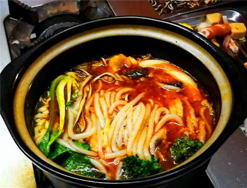 輝輝美食過橋米線