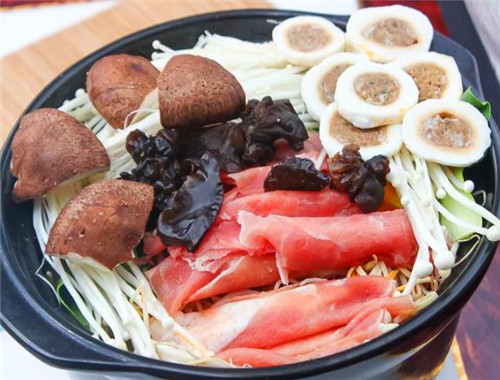 輝輝美食過橋米線