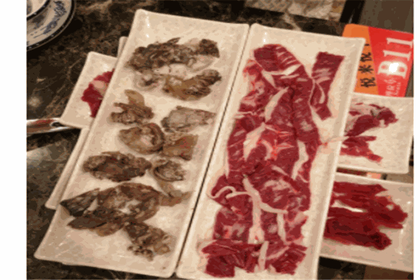 悅來悅?；疱? /><p>關(guān)于悅來悅?；疱伒钠鹪?，有兩種說法：一種說是在三國時(shí)期或隋煬帝時(shí)代，那時(shí)的“銅鼎”，就是悅來悅?；疱伒那吧恚涣硪环N說是悅來悅?；疱伿加跂|漢，出土文物中的“斗”就是指悅來悅?；疱??？梢姁倎韾偱；疱佋谝延?900多年的歷史了。重慶悅來悅?；疱佋缭谧笏嫉摹度假x》中有記錄。可見其歷史在1700年以上。</p><p>《魏書》記載，三國時(shí)代，曹丕代漢稱帝時(shí)期，已有用銅所制的悅來悅?；疱伋霈F(xiàn)，但當(dāng)時(shí)并不流行。到了南北朝時(shí)期，人們使用悅來悅?；疱佒笥脕礓特i、牛、羊、雞、魚等各種肉食，后來隨著我國經(jīng)濟(jì)文化日益發(fā)達(dá)，烹調(diào)技術(shù)進(jìn)一步的發(fā)展，各式的悅來悅?；疱佉蚕嗬^閃亮登場。到北宋時(shí)代，汴京開封的酒館，冬天已有悅來悅?；疱亼?yīng)市。到了清朝統(tǒng)治的年代，悅來悅牛火鍋涮肉已經(jīng)成為宮廷的冬令佳肴。到了清朝末期民國初期，在全國已形成了幾十種不同的悅來悅牛火鍋而且各具特色。日本室町時(shí)代，悅來悅?；疱亸膫魅肴毡臼窃谝蝗四?。日本稱悅來悅?；疱仦椤挨工浃▔巯矡庇址Q“鋤燒”。如今悅來悅?；疱佭€傳到美國、法國、英國等。</p><img src=