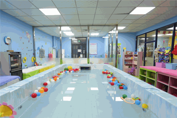 千優(yōu)名贊嬰兒游泳館