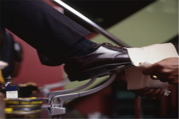 鞋護(hù)士擦鞋店