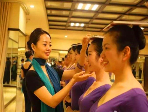 坤派巾幗女子學(xué)堂