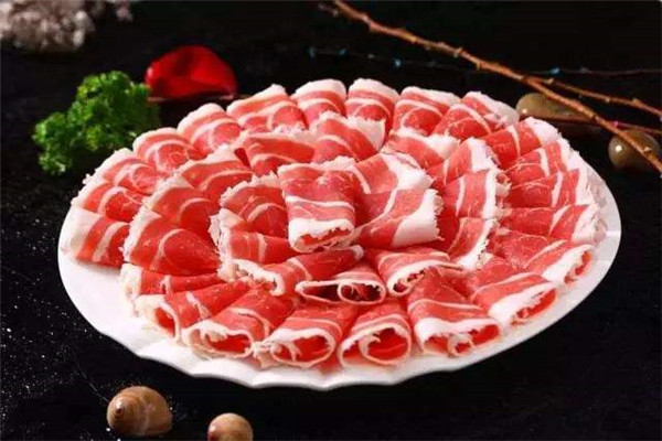 巧巧姐真?；疱? /><p>親切、開放、嚴(yán)謹(jǐn)?shù)钠髽I(yè)文化和科學(xué)規(guī)劃的管理為巧巧姐真?；疱伳哿舜笈诲e(cuò)人才，并打造出一支由不錯(cuò)的職業(yè)經(jīng)理人和美食、營(yíng)養(yǎng)、營(yíng)建，運(yùn)營(yíng)、管理、配送組成的龐大專業(yè)團(tuán)隊(duì)。</p><p>巧巧姐真?；疱伿冀K堅(jiān)持“無(wú)公害，一次性”的選料和底料原則，嚴(yán)把原料關(guān)，配料關(guān)。在繼承關(guān)東餐飲文化“大口吃肉、大口喝酒”的基礎(chǔ)上，以獨(dú)特醇厚的口味和營(yíng)養(yǎng)健康的鍋品，贏得了消費(fèi)者的一致推崇。</p><img src=