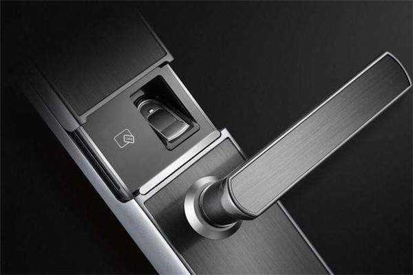 易鴻成智能家居