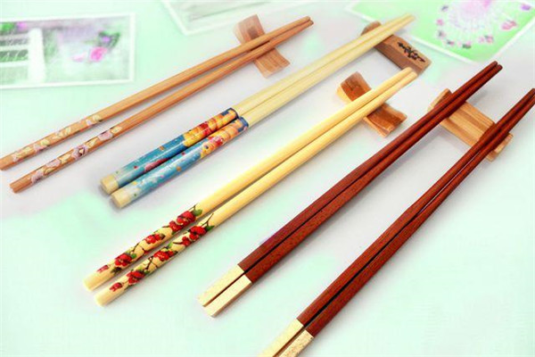 東方博奧環(huán)?？曜? /><p>一次性筷子的的害處自然不必再說，不管是對環(huán)保，還是對人的身體健康都有害，大家明白就不說了。今天來說說環(huán)?？曜?，有些人買了一雙便攜式環(huán)?？曜?，東方博奧環(huán)?？曜訛榈氖窃谕獬燥埖臅r候不再使用一次性筷子，可是一段時間后漸漸又再使用一次性筷子了，東方博奧環(huán)?？曜泳褪钦f在這個事情上環(huán)?？曜虞斀o了一次性筷子。東方博奧環(huán)?？曜永脧U紙生產(chǎn)一次性筷子，歐洲已有近十年的歷史，該技術(shù)即解決了木材浪費的問題，又從衛(wèi)生方面有了很大的進步，東方博奧環(huán)?？曜诱趯⒓夹g(shù)推向全國。</p><p>根據(jù)一次性筷子使用的飛速發(fā)展，傳統(tǒng)使用的一次性木筷子又面臨著被停止使用，經(jīng)過反復(fù)研究研制出一種利用各種廢紙代替木材而制成的環(huán)?？曜?。東方博奧環(huán)保筷子利用廢紙生產(chǎn)一次性筷子，不僅與林木制造筷子說再見，而且合理利用廢紙，變廢為寶。有了東方博奧環(huán)?？曜蛹词故褂靡淮涡钥曜右膊挥迷趽?dān)心對環(huán)境的損害和對身體的傷害。東方博奧環(huán)?？曜哟蠹艺J(rèn)為的一次性筷子即是不環(huán)保的，對人體有害的，這是偏激的說法。東方博奧環(huán)?？曜邮且患乙皂椖垦邪l(fā)生產(chǎn)為一體的股份制有限公司。</p><img src=