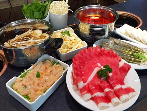 咕嚕咕?；疱? /><p>咕嚕咕?；疱伒晏厣@著，口味美味，鍋底種類多。迷遞鍋以吧臺式火鍋出名，迷遞鍋引進其技術(shù)，開拓了更大的財富! 品牌化經(jīng)營理念受到各方面的歡迎。擁有開店所需的技術(shù)人員及行業(yè)內(nèi)專業(yè)的技術(shù)，咕嚕咕嚕火鍋店產(chǎn)品口味獨特，顧客認同度高，其他人無法模仿。</p><p>咕嚕咕?；疱伒昃x高湯，百年高湯自有工藝，經(jīng)過三十多種名貴調(diào)味料粉碎加工而成，別人無法模仿!熔煉出的上品靚湯，分紅、白兩種，味道鮮美，食材煨于湯中!湯汁浸于食材內(nèi)，具有滋補結(jié)果，咕嚕咕嚕火鍋店美味妙不可言!</p><img src=