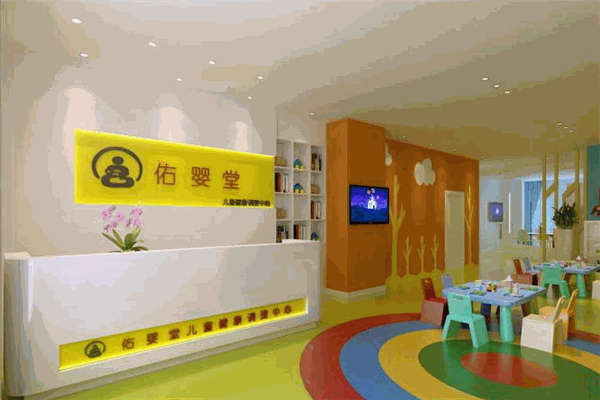 佑?jì)胩眯和颇? /><p>佑?jì)胩眯和颇貌粌H可以為大家提供很好的保養(yǎng)方法。小兒推拿是在中醫(yī)兒科學(xué)和中醫(yī)推拿學(xué)的基本理論指導(dǎo)下,根據(jù)小兒的生理和病理特點(diǎn),在小兒體表特定的穴位或部位施以手法,以防病、治病的一種中醫(yī)外法(物理療法),還具有益智、增進(jìn)食欲、助長、增強(qiáng)免疫功能等保健作用，佑?jì)胩眯和颇檬切和颇玫睦^承者。此法適用于從新生兒～14歲的兒童。</p><p>佑?jì)胩眯和颇眉用说暝趺礃?？眾所周知，西醫(yī)有時(shí)候利用的是以毒攻毒的，這在佑?jì)胩眯和颇貌粫?huì)出現(xiàn)。有很多方法不用吃藥不用打針就可以，佑?jì)胩眯和颇镁涂梢暂p松。小兒推拿好不好?小兒推拿的作用可以概括為:平衡陰陽、調(diào)和臟腑、疏通經(jīng)絡(luò)、行氣活血、扶正祛邪。穴位與經(jīng)絡(luò)的功能,已被現(xiàn)代臨床醫(yī)學(xué)所證實(shí)。大量的臨床實(shí)踐說明,較拿手的小兒推拿確有增強(qiáng)免疫功能的作用,同時(shí),還可以提高/增加小兒氣血充盈,飲食不偏,食欲旺盛、發(fā)育正常等。</p><img src=