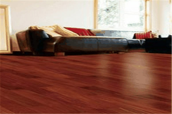 卡爾瑪?shù)匕? /><p>卡爾瑪采用世界先進(jìn)的企業(yè)資源管理規(guī)劃系統(tǒng)(Enterprise ResoursePlanning,ERP)，公司擁有國際先進(jìn)的德國貝高壓機﹑德國豪邁(homag)高精度生產(chǎn)線和德國樂客(Lueco)公司金剛鉆刀具等世界較好的生產(chǎn)設(shè)備。經(jīng)過8年不斷的發(fā)展，卡爾瑪品牌在全國已經(jīng)鋪設(shè)近千家專營店，產(chǎn)品布及的大江南北。先進(jìn)的設(shè)備和精湛的制作工藝以及規(guī)范的管理，確保了到達(dá)客戶手中每一片地板質(zhì)量，贏得了眾多消費者的信賴?？柆?shù)匕?蘇州)有限公司創(chuàng)建于2003年，是一家集地板研發(fā)﹑生產(chǎn)和銷售一體的實業(yè)型企業(yè)。公司于2004年正式投產(chǎn)，主要產(chǎn)品為強化木地板、多層實木地板、三層實木地板和實木地板。卡爾瑪生產(chǎn)基地坐落在蘇州·卡爾瑪工業(yè)園區(qū)，占地面積12萬平方米，總加盟達(dá)2000萬美元。公司擁有世界上較好的生產(chǎn)設(shè)備，年設(shè)計生產(chǎn)量可達(dá)1000萬平方米;經(jīng)三期工程擴建后，已成為國內(nèi)及亞洲較大的木地板生產(chǎn)基地之一。</p>
                </div>
                <div   id=