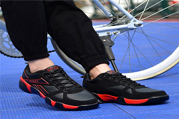 捷路運(yùn)動(dòng)鞋