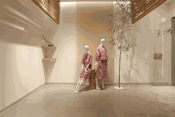 臺繡藝術(shù)空間女裝