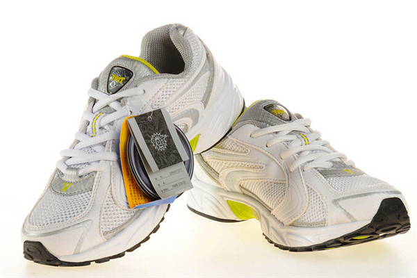 標(biāo)斯運(yùn)動(dòng)鞋