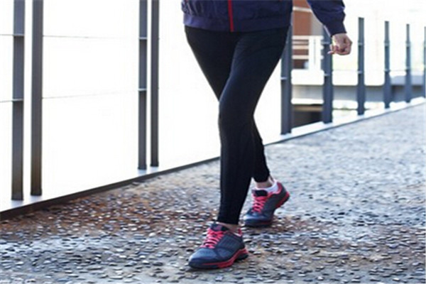 盾克運(yùn)動(dòng)鞋