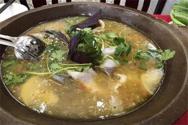 三毛石鍋鯽魚豬肚雞