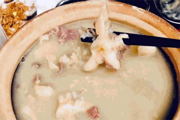 粥?？鞓坊疱? /><p>更喜歡，</p><p>一日</p><p>三餐都可以享用粥?？鞓坊疱仯俪圆粎?。</p><p>粥福快樂火鍋公司以經(jīng)營創(chuàng)的“粥底火鍋”為主導(dǎo)、涉</p><p>足品牌管理、咨詢服務(wù)和跨行業(yè)托管服務(wù)，“粥?？鞓坊疱仭笔墙?jīng)工商行政管理局和商標(biāo)局認(rèn)證注冊的獨(dú)享專有的知名商標(biāo)。</p><p>公司由一家直營店拓展為五家店并發(fā)展國內(nèi)加盟連鎖店三十多家，公司很快成為火鍋業(yè)中的佼佼者并由單店經(jīng)營上升為全國加盟連鎖的管理公司。公司法定代表人為人厚道、處事誠信、熱心社會公益事業(yè)，受到社區(qū)群眾和黨員的擁戴并連年被黨員推選為總支副書記。他堅(jiān)持公司的誠信經(jīng)營、奉行“粥道奉人間、和合融天下”的經(jīng)營理念，推行“健康、快樂、綠色、養(yǎng)生”的菜品質(zhì)量體系，實(shí)行規(guī)范化、標(biāo)準(zhǔn)化的管理體系，貫徹人性化、制度化的用人機(jī)制、精心打造公司的管理團(tuán)隊(duì)和團(tuán)結(jié)敬業(yè)、勤奮拼搏的員工隊(duì)伍。</p><img src=