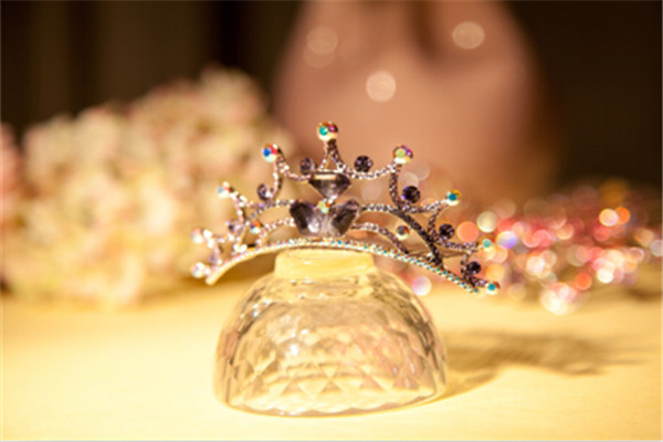 西利亞發(fā)飾