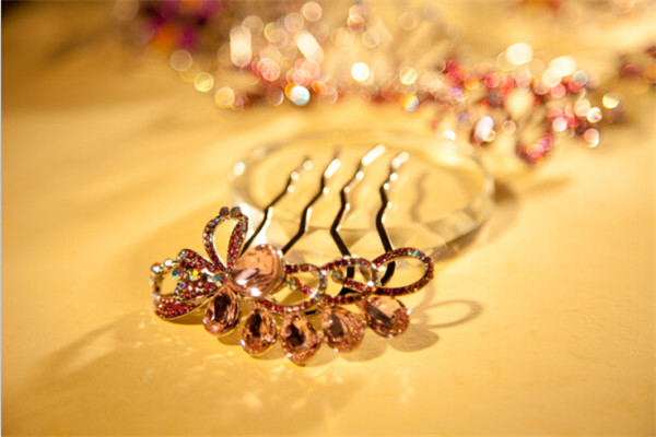 西利亞發(fā)飾