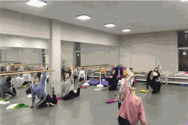 澤睿藝術(shù)培訓(xùn)學(xué)校