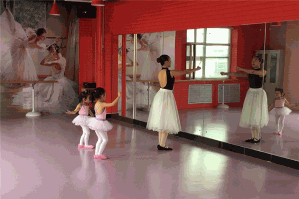 丑小鴨舞蹈培訓(xùn)中心