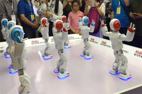 新創(chuàng)客機(jī)器人教育