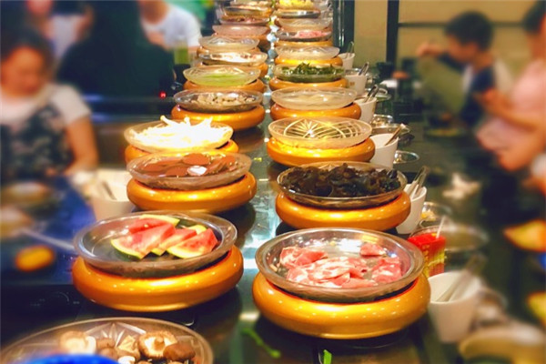 湯響自助回轉(zhuǎn)火鍋百匯