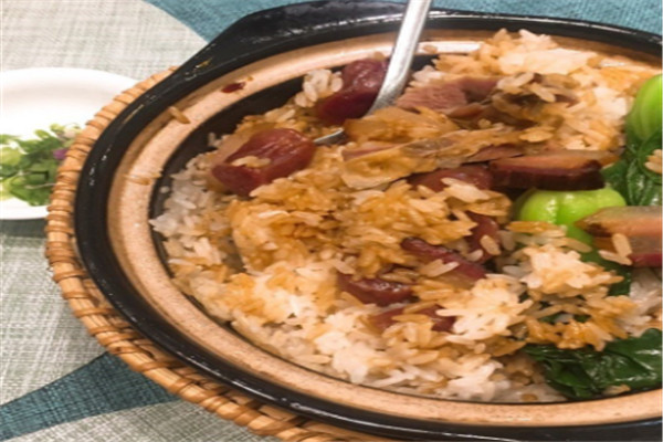 味正軒?kù)易酗? /><p>味正軒?kù)易酗埵且灾袊?guó)人的主食“米飯”作為品牌核心競(jìng)爭(zhēng)力，開(kāi)創(chuàng)了更符合國(guó)人飲食結(jié)構(gòu)與飲食習(xí)慣的快餐餐飲體系。研發(fā)中心經(jīng)過(guò)多年調(diào)研，先進(jìn)倡導(dǎo)了以