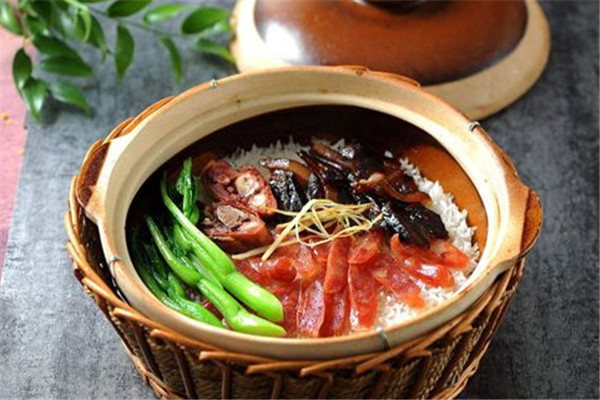 味正軒?kù)易酗? /><p>香又脆又有營(yíng)養(yǎng)的煲仔飯，誰(shuí)會(huì)不喜歡吃呢?市場(chǎng)又怎會(huì)不好呢?需求量怎會(huì)不大呢?味正軒?kù)易酗堅(jiān)陟易兄舷伦愎Ψ?，精心烹制，讓所有食材的味道深入每一滴醬汁，噴香的菜品配上晶瑩透亮的米粒，讓每一個(gè)食客吃過(guò)之后唇齒留香，久久難忘，成為忠實(shí)的顧客。加盟味正軒?kù)易酗?，無(wú)需技術(shù)，無(wú)需經(jīng)驗(yàn)，經(jīng)營(yíng)靈活，總部全程幫扶，讓加盟商盡早熟練技術(shù)，開(kāi)業(yè)贏利。</p>
                </div>
                <div   id=