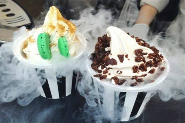 冰牙根氮?dú)獗苛? /><p>秦皇島千諾餐飲管理有限公司是一家經(jīng)工商行政管理總局批準(zhǔn)注冊(cè)的，集研發(fā)、技術(shù)培訓(xùn)、直營(yíng)店面、連鎖經(jīng)營(yíng)、運(yùn)營(yíng)推廣為一體的大型餐飲運(yùn)營(yíng)公司。公司500余人，總工作面積大2000平方米。</p><p>冰牙根冰淇淋公司下設(shè)總經(jīng)辦、戰(zhàn)略發(fā)展部、人力資源部、行政管理部、財(cái)務(wù)審計(jì)部、企劃宣傳部、市場(chǎng)拓展部、品牌推廣部、客戶服務(wù)部等部門，此外還擁有著專業(yè)的產(chǎn)品研發(fā)基地。</p><img src=