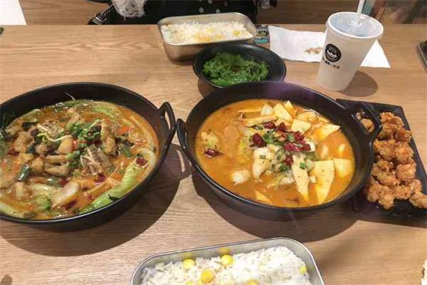 蛙人戰(zhàn)隊飯?zhí)? /><p>蛙人戰(zhàn)隊飯?zhí)霉究偛?，美食烹飪在全國，擁有一大批新興名店，傳統(tǒng)的名菜，名點(diǎn)，名小食，名風(fēng)味食品不勝枚舉，現(xiàn)已成為，飲食文化交匯融合的地方。</p><p>依托牛蛙食材先天的營養(yǎng)健康，鮮嫩口感等優(yōu)勢，泡鍋的烹飪方式，打造出超出客戶期待的快餐產(chǎn)品，正餐化的擺盤和空間環(huán)境設(shè)計，呈現(xiàn)出具有正餐一樣價值感的快餐體驗(yàn)。蛙人戰(zhàn)隊飯?zhí)靡o各行各業(yè)的“精英特種兵”配備一個“能吃飽，能吃好，更好吃”的快速反應(yīng)餐飲體驗(yàn)，讓戰(zhàn)斗在職場中的你，更生猛地去突破，去建功，去開天辟地。</p><img src=