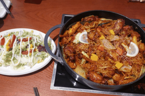 ?；ɑㄗ套炭惧? /><p>牛花花滋滋烤鍋發(fā)跡于什剎海荷花市場(chǎng)。清道光二十八年，一姓季的攤主在銀錠橋畔的義溜河沿上支起了烤羊肉的食攤。其烤肉溢油蕩香，引得眾多游人前來(lái)光顧。日后每年“荷花市場(chǎng)”開市，季家便趕來(lái)做生意。從七月中或九月初九重陽(yáng)節(jié)，年年如此，從不間斷。公元１９２７年，由于生意興旺烤肉攤變成了瀕依義溜河沿的水榭小樓，由攤變?yōu)樽?。立了正式字?hào)“牛花花滋滋烤鍋”?，F(xiàn)在?；ɑㄗ套炭惧伒呐曝沂怯伞澳┐实邸变邇x的胞弟溥杰先生所題寫。</p><p>如今，我們經(jīng)過(guò)不斷的壯大發(fā)展，經(jīng)營(yíng)面積達(dá)到1700平方米，除了保持傳統(tǒng)的，風(fēng)味獨(dú)特的烤羊肉，還經(jīng)營(yíng)上百種清真風(fēng)味菜肴， 芫爆散丹、雞米海參、炸烹蝦等上百種色、香、味俱全的清真名菜，備受中外賓客青睞。</p>
                </div>
                <div   id=