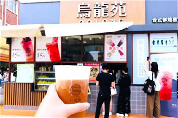 烏龍?jiān)纺滩? /><p>呈現(xiàn)，期間的每個(gè)過程均堅(jiān)持手工制作這一理念，這是每位茶藝匠人對(duì)心的堅(jiān)守。</p><p>現(xiàn)在烏龍?jiān)纺滩枰呀?jīng)有了進(jìn)一步的升級(jí)，現(xiàn)在的烏龍?jiān)芬?guī)模比起3.0時(shí)追求口味的多樣，消費(fèi)者現(xiàn)在更在意的是飲品的健康，品牌也越來越強(qiáng)調(diào)自己對(duì)品質(zhì)的追求，比如，烏龍?jiān)返牟韬?，是原葉茶哦，很醇厚；再比如，它用的牛奶厲害，奶香四溢啊；又比如，烏龍?jiān)返哪躺w很棒，用</p><img src=