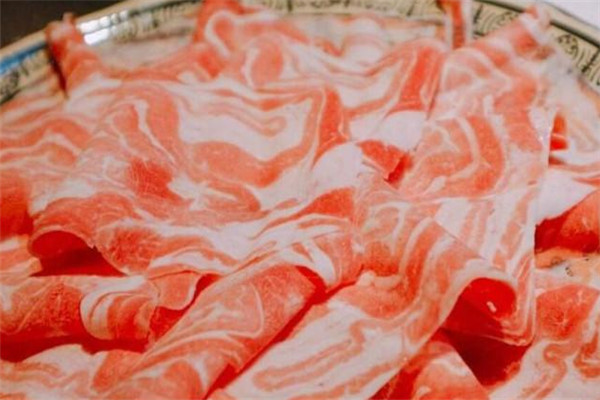 牛羊下山牦?；疱? /><p>牦牛常年生活在高寒地帶，那里沒有工業(yè)污染，沒有化學(xué)肥料和農(nóng)藥的危害，吃著、廣闊的高原牧草，喝著高原雪山冰川融水，潔凈的生態(tài)環(huán)境造就了這一的畜種。牦牛終身無勞役，逐水草而居的半放牧方式、原始自然的生長過程，一生中攝入大量的蟲草、貝母等名貴中草藥，使牦牛肉質(zhì)細(xì)嫩，味道鮮美。</p><p>牦牛肉極高的營養(yǎng)價(jià)值是其他牛肉所無法比擬的，《呂氏春秋》載“肉之美者，牦象之肉”，在港澳和西歐市場(chǎng)上，牦牛肉被譽(yù)為“肉牛之冠”。</p><img src=