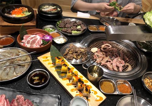 牛中?？救獾? /><p>其中牛中?？救獾暧忠晕寤ㄈ?牛排,雪龍牛肉和海鮮為主再搭配各類(lèi)新鮮的蔬菜,美味可口的東北小菜,和入口溫和的酒類(lèi),讓你完全融入享受傳統(tǒng)美食的喜悅氣氛當(dāng)中。牛中牛的牛中?？救獾暝掀贩N豐富,選料考究,尤其是有著“牛肉”之稱(chēng)的雪龍牛肉,肉質(zhì)鮮嫩爽滑,多汁且富有嚼勁，脂肪分布均勻并含車(chē)富營(yíng)養(yǎng)成分。入口時(shí)細(xì)致香甜的口感，呈現(xiàn)出一種久久不能的韻味中牛牛中?？救獾暌幌硎軅鹘y(tǒng)美味，享受牛中?？救獾甑臒o(wú)限樂(lè)趣。</p><p>牛中?？救獾陚鞒袑m廷美食經(jīng)典，擁有“湯、食、菜、飲、點(diǎn)、果、鮮、料”八大膳食品類(lèi)，品品特色、款款經(jīng)典。菜品多、美食多、飲品多、果鮮多、味料多，選擇眾多、美食匯聚。適合男女老少各類(lèi)人群就餐，能夠滿足工作餐、家庭餐、商務(wù)餐、休閑餐等各種用餐需求，將各類(lèi)餐飲消費(fèi)統(tǒng)統(tǒng)涵蓋。</p><img src=