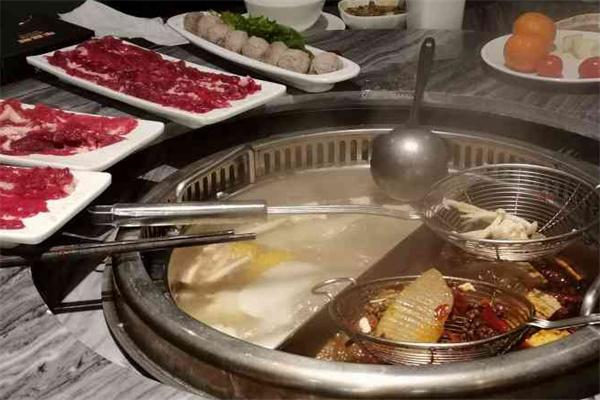 ?；爻鄙桥Ｈ饣疱? /><p>一鍋牛骨清湯配上10+種牛肉，透著牛骨鮮香清潤(rùn)，僅靠“賣肉”就能集三千寵愛(ài)于一身。潮汕牛肉火鍋?zhàn)非蟮氖牵呵宓腻伒?& 新鮮的牛肉，是火鍋界的一股清流。?；爻鄙桥Ｈ饣疱亸?qiáng)調(diào)的就是牛肉要“鮮”，當(dāng)天宰殺，定量供應(yīng)，新鮮不隔夜。除了肉質(zhì)本身的優(yōu)勢(shì)以外，所有的菜品都是采用透明的廚房，食客們可以在自己的眼皮底下看到菜品的制作，讓食客真正體驗(yàn)到安心，舒心的美食之旅。</p><p>火鍋的靈魂之一便是湯底，?；氐陜?nèi)的湯底是用每日現(xiàn)宰的整頭牛的牛筒骨和牛腩，經(jīng)過(guò)8小時(shí)熬制的，不加任何添加劑，而且中間不斷火，熬好的牛骨湯清香濃郁。就連調(diào)味料也提供十多種，沙茶醬，牛肉醬、香辣醬、芝麻醬、香菜，芝麻、香菜....都是從潮汕運(yùn)來(lái)的，只為呈現(xiàn)一口潮汕味。</p><img src=