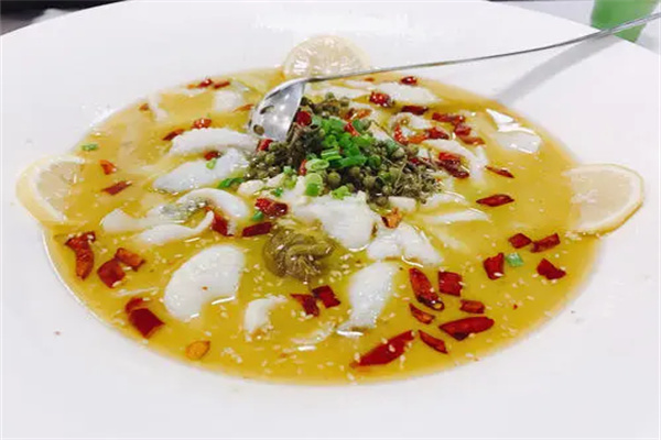 四季湘?zhèn)? /><p>四季湘?zhèn)鞑惋嫸嗄陙?lái)都在專(zhuān)心打造優(yōu)質(zhì)的湘菜美食，是該品牌能得到穩(wěn)定發(fā)展的后盾。四季湘?zhèn)鞑惋嬤B鎖品牌是好品牌之一，一直專(zhuān)注于飲食領(lǐng)域的發(fā)展，為世人提供快餐、營(yíng)養(yǎng)豐富健康、美味的純正湘菜特色及原盅蒸品的湘味特色和快餐服務(wù)為核心，致力于中式湘菜的品牌化、標(biāo)準(zhǔn)化、國(guó)際化的發(fā)展。</p><p>四季湘?zhèn)鞑惋媽?huì)讓每一個(gè)食客品嘗到非常經(jīng)典的湘菜好味道，并且是采用非常精致的原始好做工和手法來(lái)吧美食一一的呈現(xiàn)，對(duì)于魚(yú)肉的制作非常原始，不管是清蒸還是紅燒都是非常美味，火鍋、石鍋魚(yú)和非常美味多汁的剁椒魚(yú)頭還有各種干煸魚(yú)都是不可以錯(cuò)過(guò)的絕美的料理美食，是充滿(mǎn)了大廚的心意和非常專(zhuān)心致志的研究的好成果體現(xiàn)啊。</p><img src=