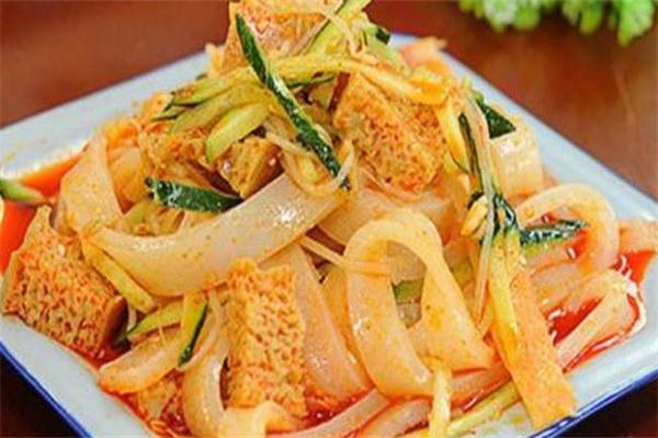 石嘴山?jīng)銎? /><p>石嘴山?jīng)銎r(shí)候采用上等的大米制作，涼皮是采用傳統(tǒng)的制作工藝，涼皮的口感勁道，涼皮中還加入了花生米、黃瓜、綠豆芽、面筋等配料，如果是喜愛吃辣椒的，就可以加入一些辣椒油，涼皮的價(jià)格經(jīng)濟(jì)實(shí)惠，只要幾元就可以吃一份，如果是胃口小的人，就可以當(dāng)做一頓飯了。石嘴山?jīng)銎た诟泻茫澄锏膬r(jià)格經(jīng)濟(jì)實(shí)惠，還是大眾的飲食，是大家都能夠消費(fèi)的起的一種美食。</p><p>如果想要加盟該項(xiàng)目，那就需要認(rèn)可品牌的經(jīng)營理念，還需要有一定的創(chuàng)業(yè)資金，能夠有創(chuàng)業(yè)的熱情，可以投入大量的精力在創(chuàng)業(yè)上面。加盟商還需要辦理營業(yè)執(zhí)照以及衛(wèi)生許可證，能夠合法的經(jīng)營店面。加盟該項(xiàng)目，公司總部會(huì)為加盟商提供技術(shù)培訓(xùn)，以及店面的運(yùn)營管理的服務(wù)，加盟商就可以在短短的時(shí)間內(nèi)成功的開店，還可以自己當(dāng)老板，能夠收獲周邊的市場。如果開店的話，店面的位置也會(huì)影響著開店的成功，會(huì)增加創(chuàng)業(yè)的機(jī)會(huì)。</p>
                </div>
                <div   id=