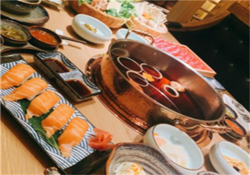 九五牛新日式和?；疱? /><p>品牌憑借公司雄厚的實力，九五牛秉承文化餐飲、綠色餐飲、健康餐飲的經(jīng)營理念，擁有眾多的產(chǎn)品品牌。推出后，九五牛新日式和?；疱佋谑袌錾舷碛新曌u，具有廣闊的發(fā)展前景。受到眾多消費者的青睞，九五牛新日式和牛火鍋除了給消費者帶來美食大餐，同時為企業(yè)家?guī)韯?chuàng)業(yè)商機，不容錯過。</p><p>憑借自我完善和自我發(fā)展，九宮?，F(xiàn)已擁有成熟、獨特的品牌運作和豐富的管理實施經(jīng)驗，并創(chuàng)建了一支管理團隊，使特許經(jīng)營商在發(fā)展初期大大降低了經(jīng)營損失，加盟商可以在短時間內(nèi)成為具有運營管理基礎(chǔ)的運營商。</p><img src=