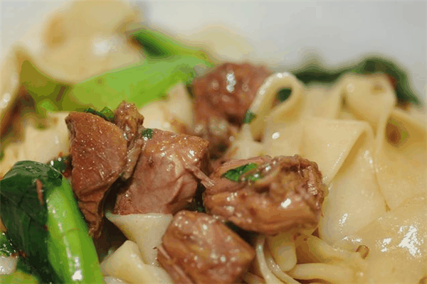 豐潤(rùn)大塊牛肉扯面