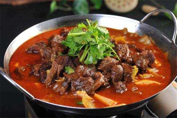 全?；疱? /><p>首先樹立很好的口碑</p><p>近幾年我國(guó)食品安全是曝光了很多，也使得有很多消費(fèi)者外出就餐時(shí)都產(chǎn)生了一種恐懼心理，所以對(duì)于就餐的地方要求就比較嚴(yán)格，變得更加警惕了。在經(jīng)營(yíng)全球火鍋店時(shí)，不管是對(duì)食材的選擇，還是對(duì)底料的搭配以及蘸料的選擇都應(yīng)該要重視干凈和衛(wèi)生，當(dāng)天的食物如果沒有賣完要處理掉，不能二次銷售，不然就會(huì)影響到店面的口碑形象，生意自然也是會(huì)大打折扣。所以對(duì)于全球火鍋店的經(jīng)營(yíng)，樹立很不錯(cuò)的口碑是關(guān)鍵。</p><img src=